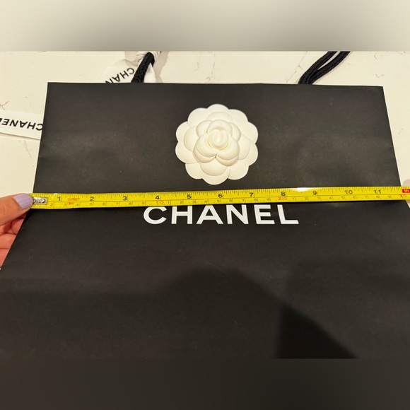 2 Chanel shopping bags with camellia flower and  ribbons, 2 small jewelry boxes. - Picture 8 of 9